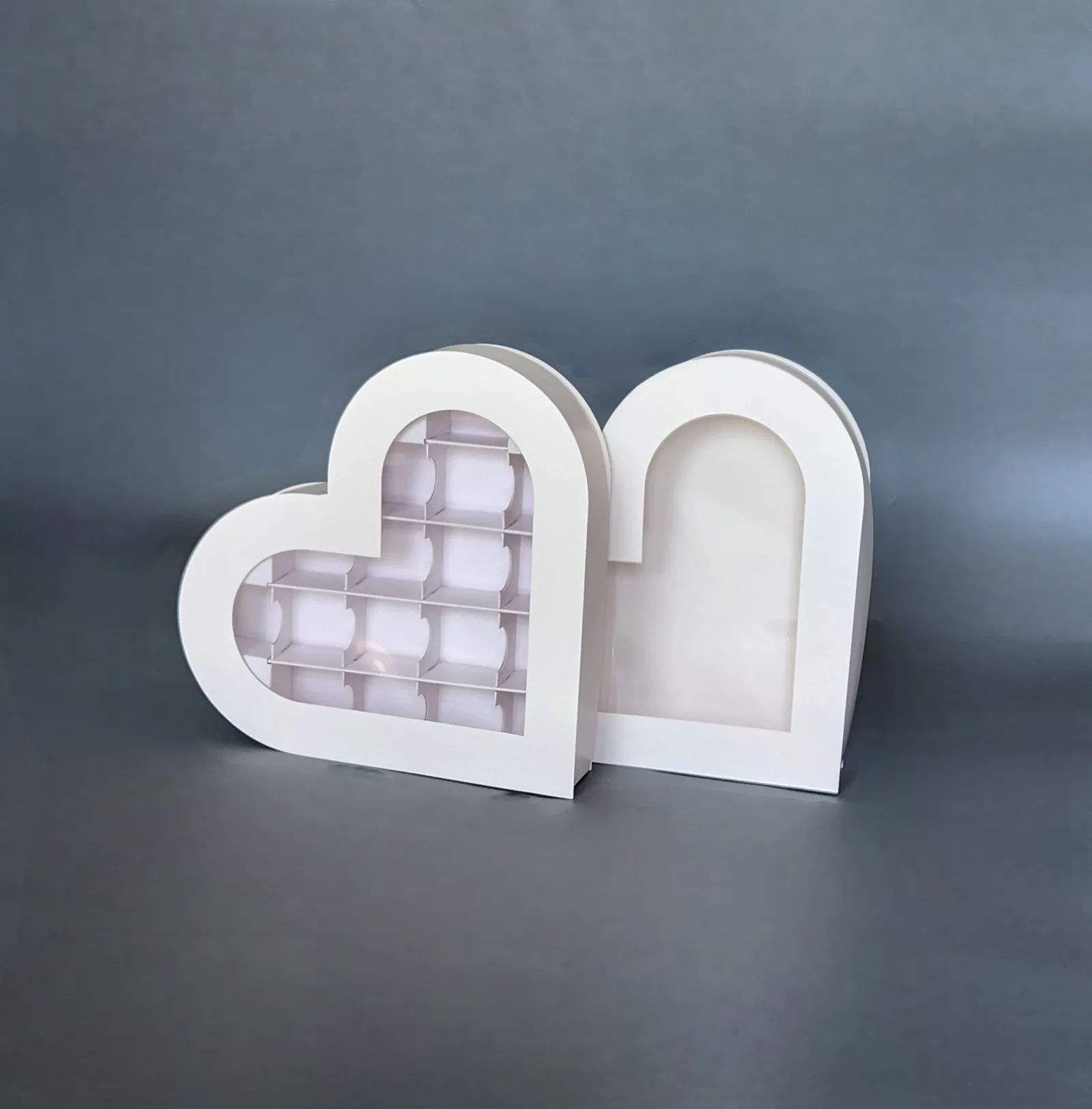 Baltas kastītes sirsniņas formā ar lodziņu 21.5×16.5x3cm