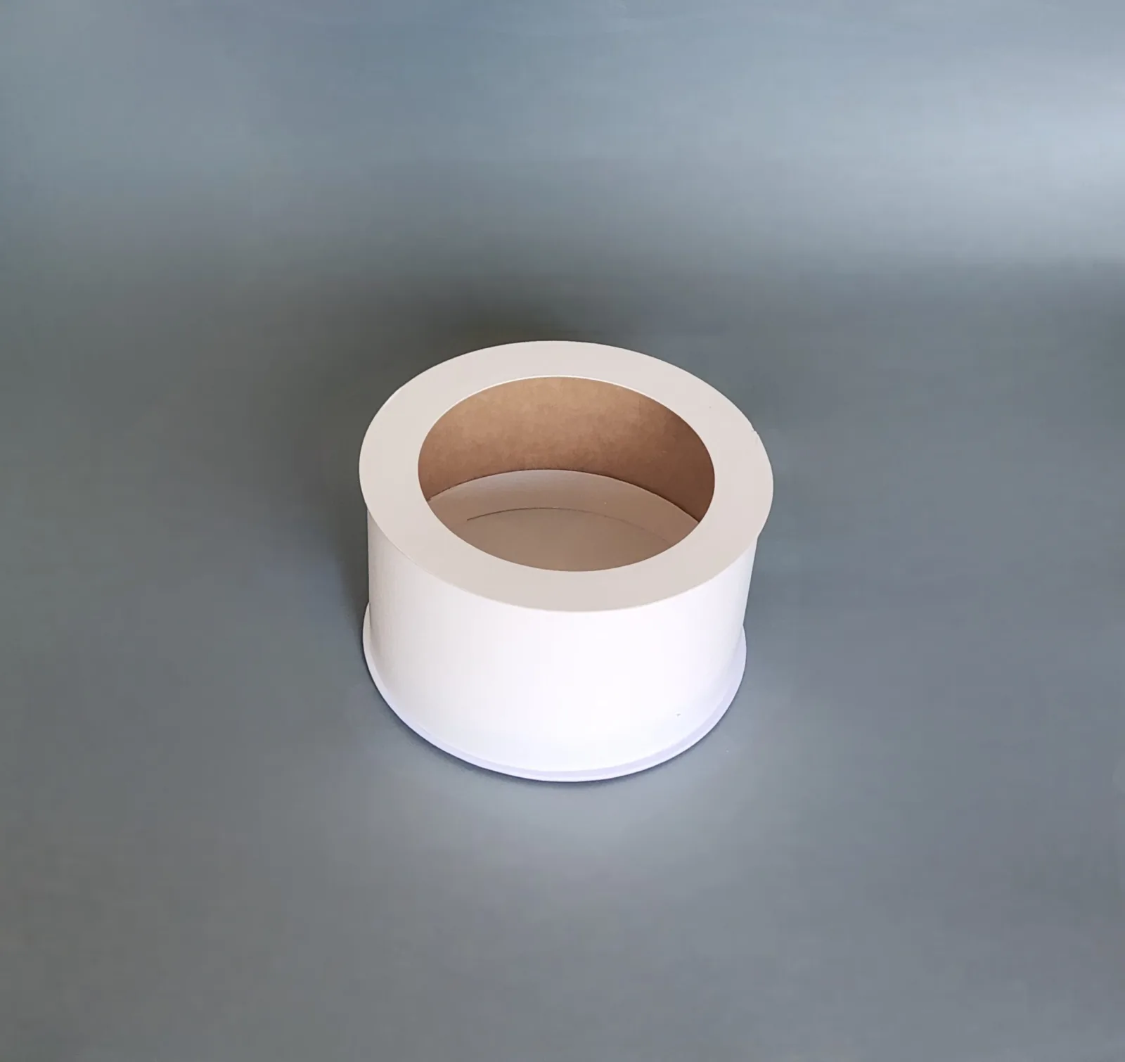 Kaste ar lodziņu tortei (17cm diam, 10cm augstums.)