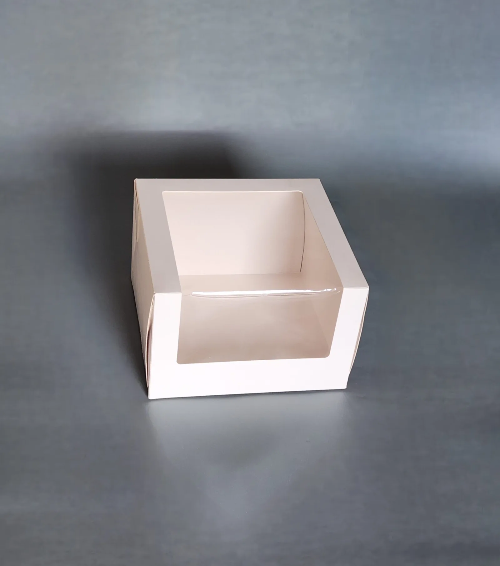 Balta kartona kaste ar logu 20x20x13cm