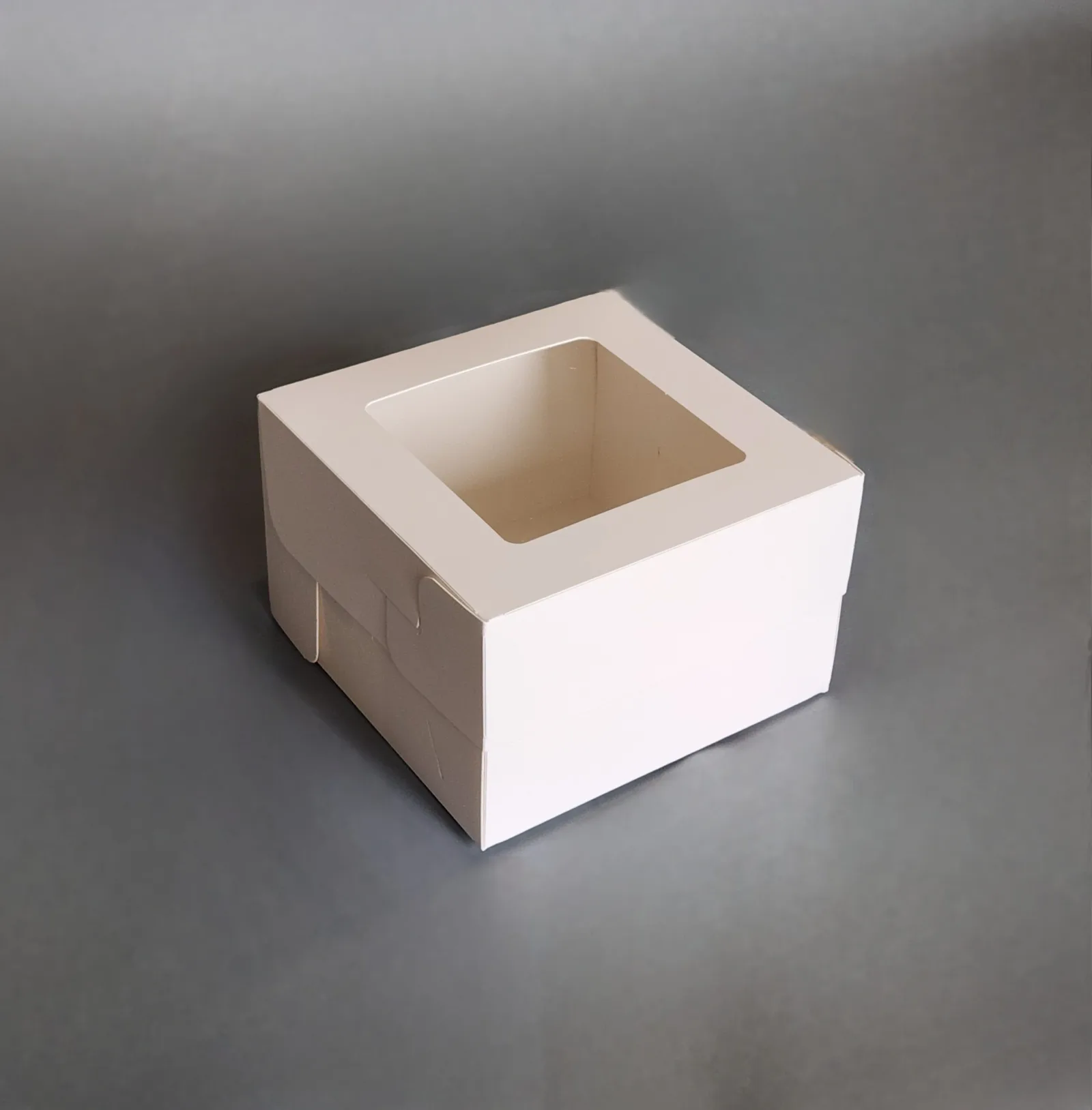 Baltas kartona kastītes ar lodziņu bento kūkām 14x14x9cm